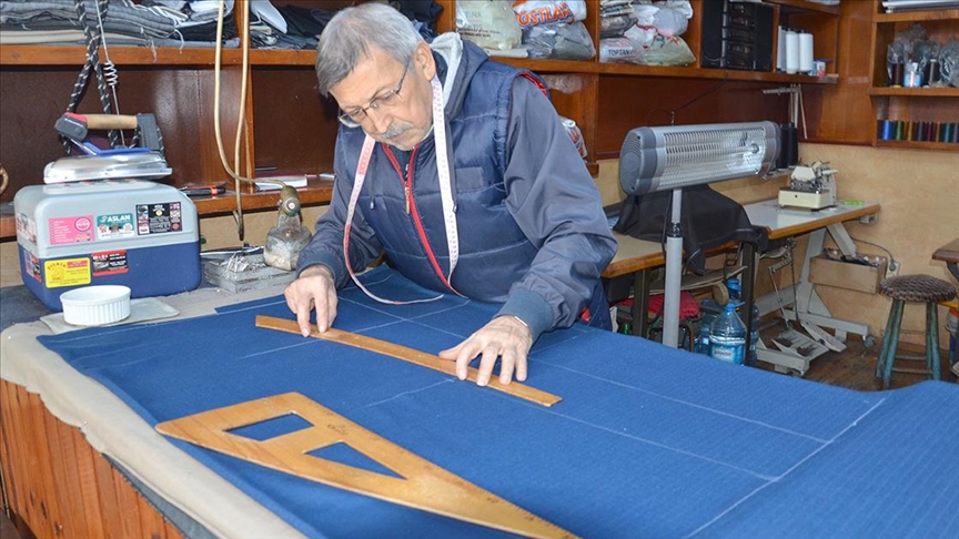 73 yaşındaki terzi, mesleğini ilk günkü heyecanla sürdürüyor