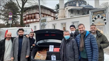 ألمانيا.. متطوعون أتراك يقدمون الطعام أسبوعيا لمشردين