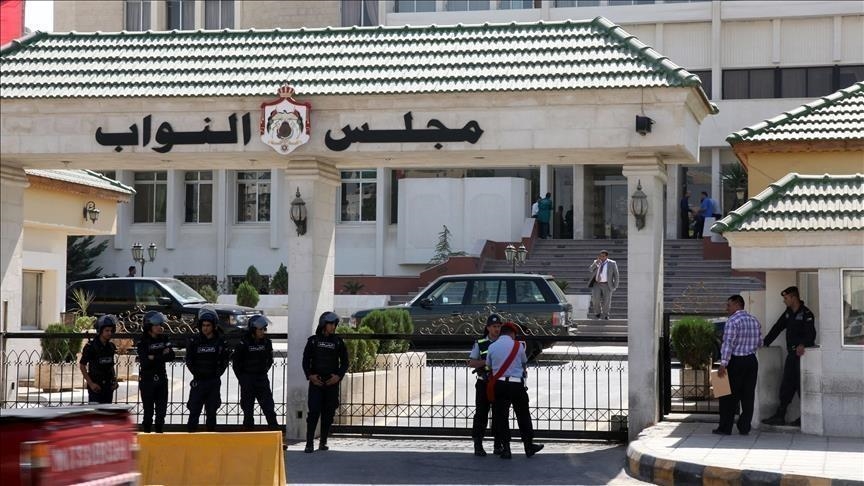 "النواب الأردني" يجمد لعامين عضوية نائب تورط في مشاجرة