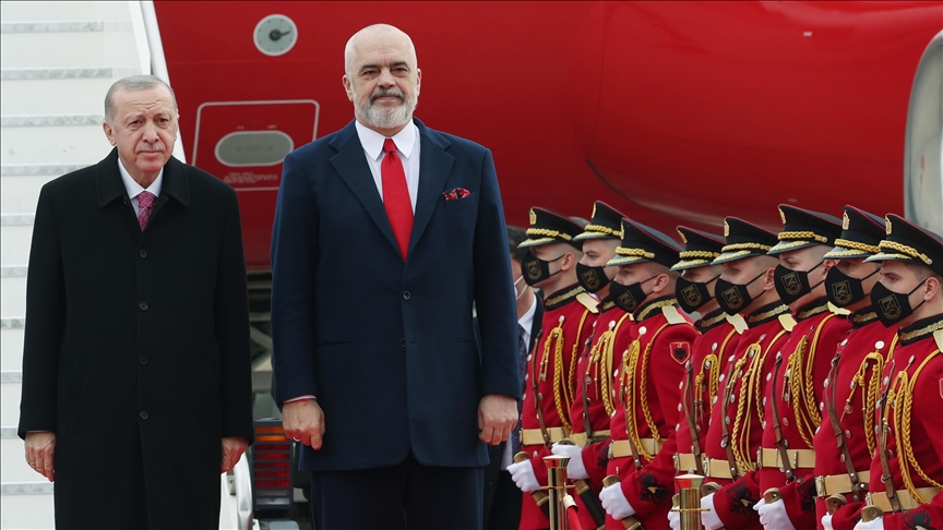 Presidenti Erdoğan fillon vizitën në Shqipëri, pritet me ceremoni nga kryeministri Rama