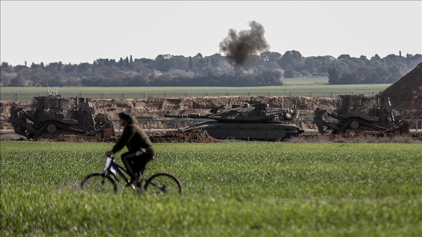 آليات عسكرية إسرائيلية تتوغل لمسافة محدودة داخل قطاع غزة