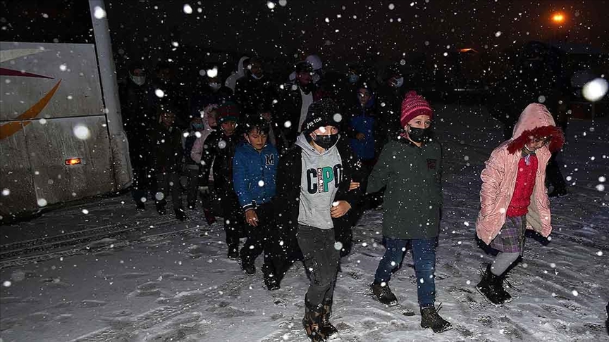 Sivas'ta öğrenci servislerinin çarpışması sonucu 27 öğrenci hafif yaralandı