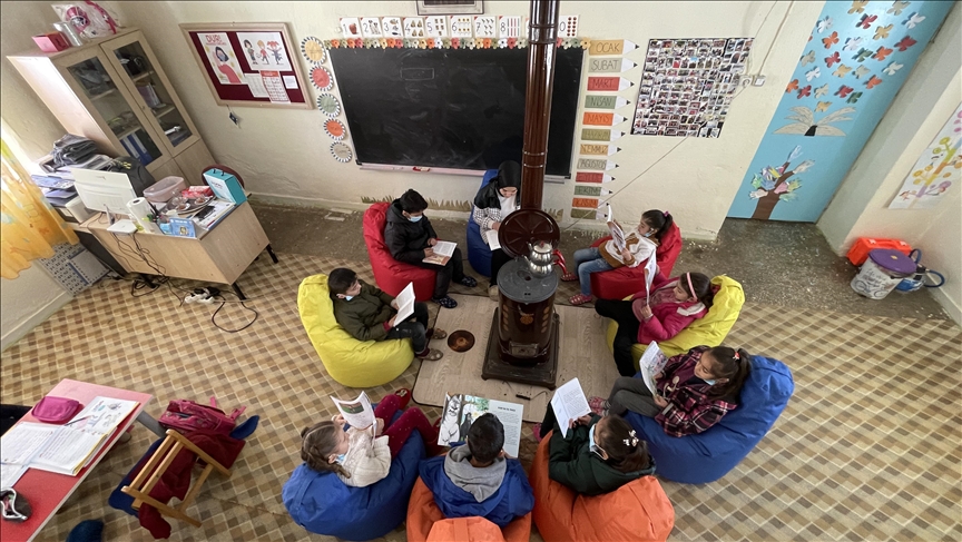 Mamoste Emîneyê dibistana gundê çiyayî veguherand maleke germ