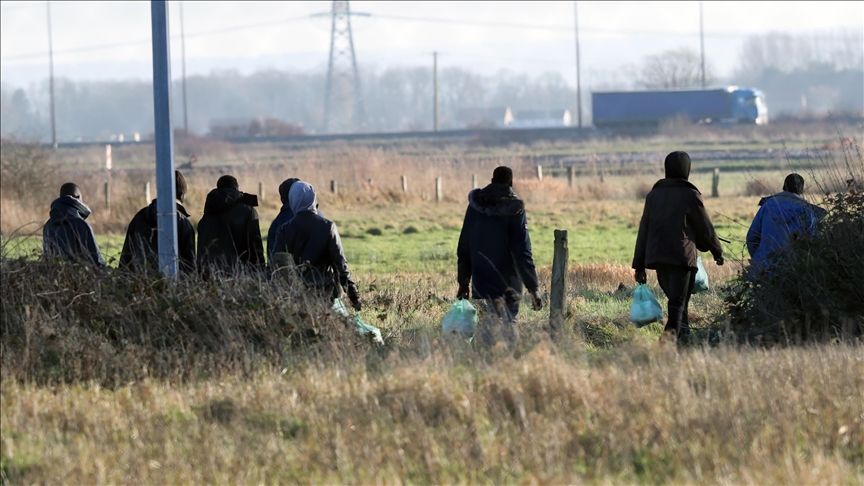 Emigrantët që synojnë fillimin e një jete të re në Britani vazhdojnë pritjen me ankth në Francë