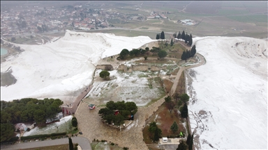 الثلوج تكمل رونق البياض في "باموق قلعة" التركية