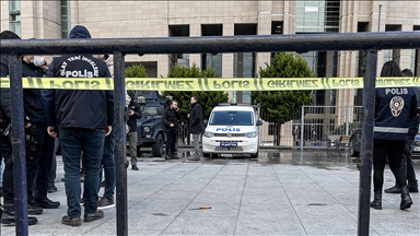 İstanbul'da bıçaklı saldırıya uğrayan polis memuru yaralandı