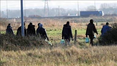 Emigrantët që duan të fillojnë një jetë të re në Britani vazhdojnë të presin në Francë