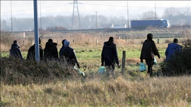 Emigrantët që synojnë fillimin e një jete të re në Britani vazhdojnë pritjen me ankth në Francë