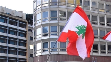 لبناني يحتجز رهائن داخل مصرف لسحب أمواله