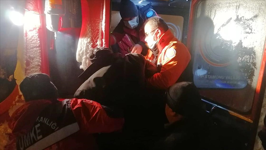 Kar nedeniyle yolu kapanan köydeki hasta için ekipler seferber oldu