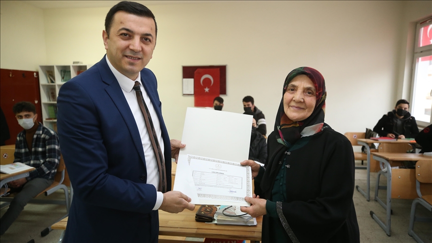 Turquie : une femme âgée de 84 ans réalise son rêve en obtenant un diplôme d'études secondaires