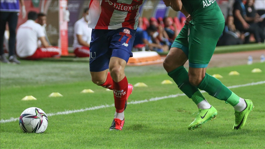 Çaykur Rizespor-Fraport TAV Antalyaspor mücadelesi elverişsiz hava koşulları nedeniyle tatil edildi