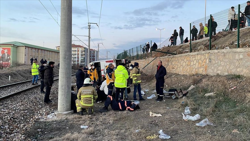Kırıkkale'de servis midibüsünün devrildiği kazada 15 işçi yaralandı