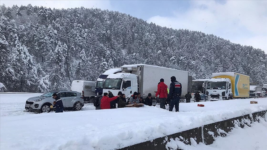 Kar nedeniyle yolda kalan sürücülerin yardımına ekipler yetişti