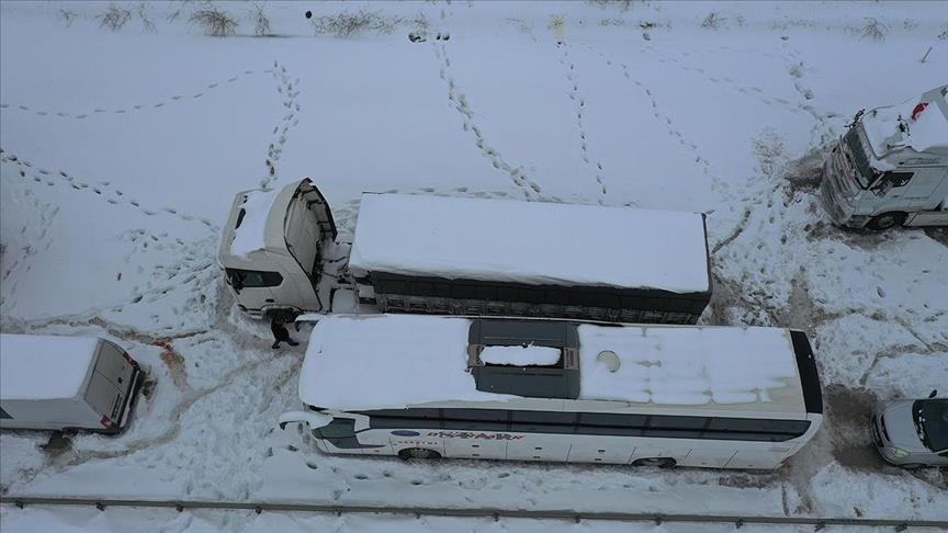 Для эвакуации водителей на юге Турции задействовали 2 военных вертолета