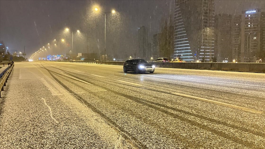 İstanbulda kar yağışı aralıklarla etkili oluyor