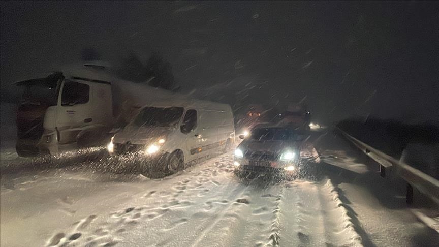 Turkiye: Spašeno 2.000 ljudi zarobljenih na autoputu zbog snježnih padavina