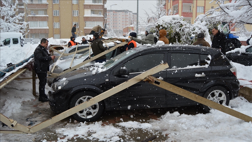 Gaziantepte kar yağışı nedeniyle tahta teras çöktü, 14 araçta hasar oluştu