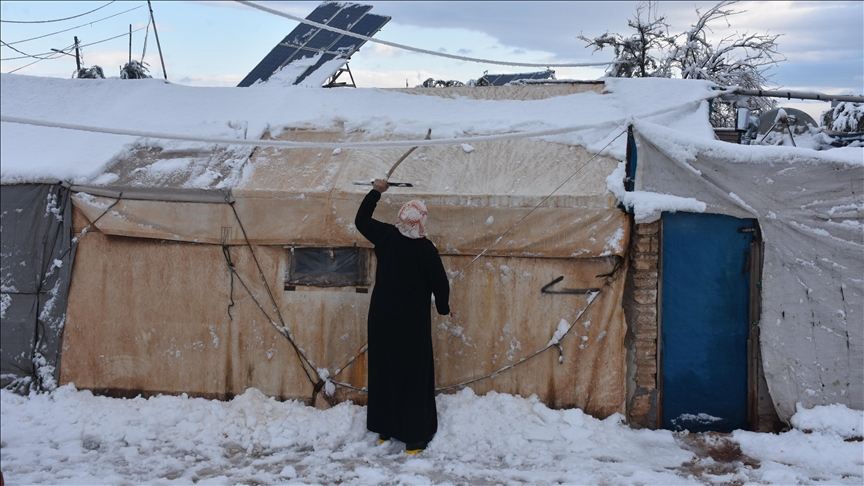 Shumë çadra shkatërrohen si pasojë e borës në kampet e refugjatëve në veri të Sirisë