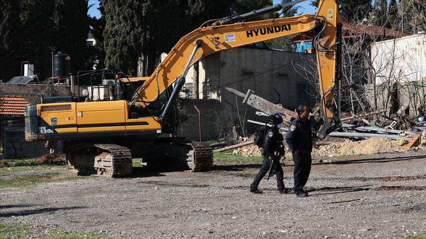 İsrail Filistinlileri bir ev ve 5 iş yerini yıkmaya zorluyor