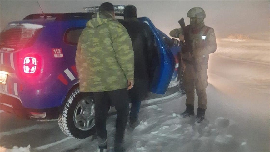 Elazığ'da kar nedeniyle yolda mahsur kalan 5 kişiyi jandarma kurtardı