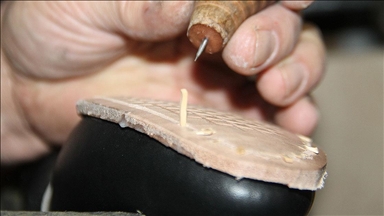 Tahta çivi ile ayakkabı üretimine 45 yıldır devam ediyor
