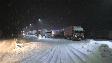 Erzincan'da ulaşım kar ve buzlanma nedeniyle güçlükle sağlanıyor