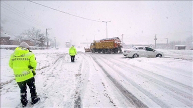 Bolu Dağı'nda kar yağışı ulaşımı aksatıyor