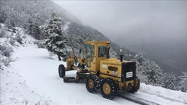 Antalya'nın yüksek kesimlerinde karla kapanan yollar açılıyor