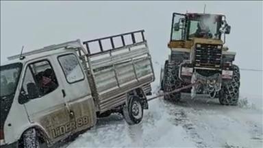 Kars'ta kar nedeniyle yolda kalan araçlar kurtarıldı