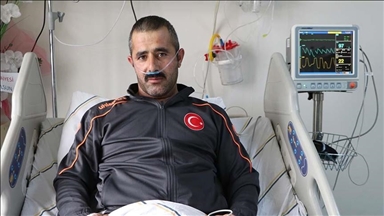 Heroic firefighter in Turkiye gives gas mask to save Afghan girl