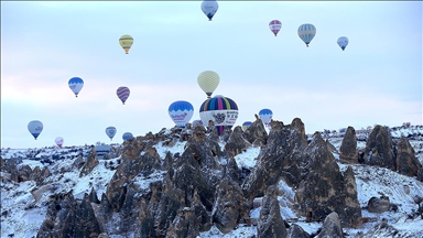 Turistler beyaza bürünen Kapadokya'yı gökyüzünden keşfediyor