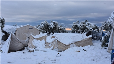 Снегот уништи голем број шатори во бегалските кампови во Сирија
