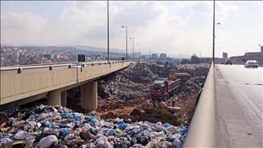 الأزمة الاقتصادية تدفع اللبنانيين نحو "إعادة تدوير" النفايات 
