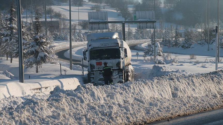 Bolu Dağı'nda kar yağışı etkisini kaybetti