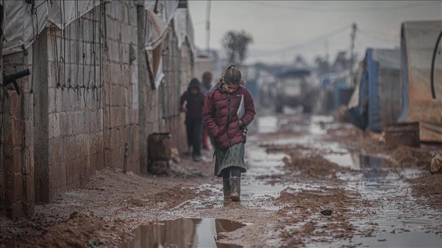 Sûriyeyiyên ku di çadiran da dijîn zivistanê zehmetiyeke pir mezin dikişînin
