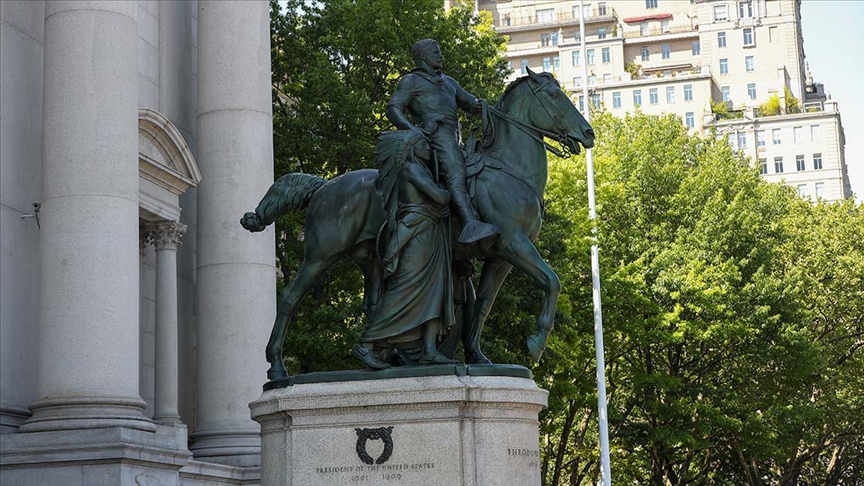 Eski ABD Başkanı Rooseveltin heykeli New Yorktaki müzenin önünden kaldırıldı