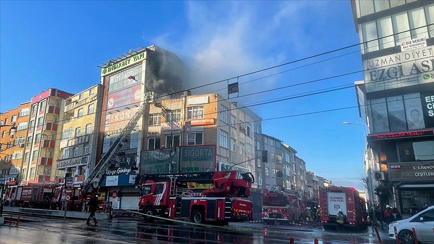 İstanbul Sultangazi'de binanın çatısında çıkan yangında bir kişi öldü