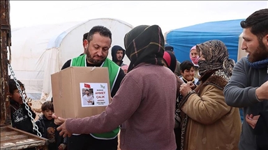 Turquie : la famille du footballeur décédé, Ahmet Çalik, distribue 750 colis alimentaires aux réfugiés d'Idleb