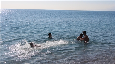 Antalyalılar ocak ayında denizin keyfini çıkardı