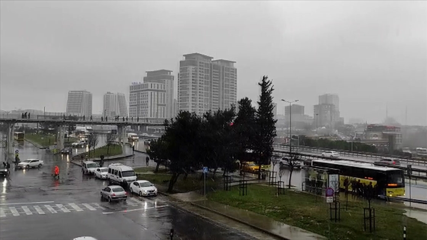 İstanbul'un bazı bölgelerinde yağış etkili oluyor 