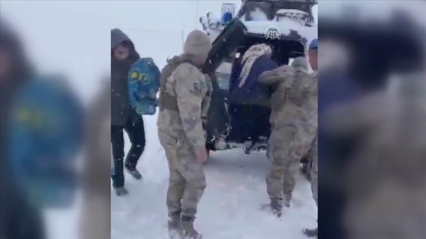 Şırnak'ta karda mahsur kalan 150 kişiyi jandarma ve güvenlik korucuları kurtardı 