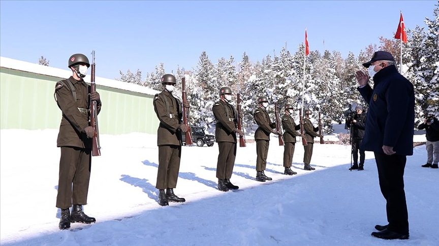 Bakan Akar, beraberindeki TSK Komuta Kademesi ile Irak sınır hattında Bakan Akar, beraberindeki TSK Komuta Kademesi ile Irak sınır hattında