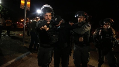 الشرطة الإسرائيلية تعتدي على فلسطينيين وإسرائيليين وأجانب بالشيخ جراح