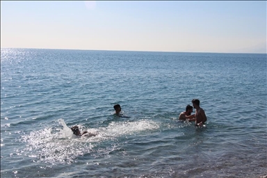 Turquie : Les touristes profitent de la mer à Antalya en cette saison hivernale