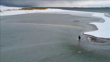 Van Gölü kısmen buz tuttu