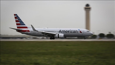 Avioni i "American Airlines" kthehet në aeroport pasi një udhëtare nuk mbante maskë
