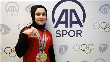 Bileği dünyada bükülmeyen 15 yaşındaki şampiyon: Esra Akbaş