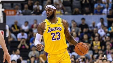 LeBron James leads NBA All-Star polls with 6.8M fan votes