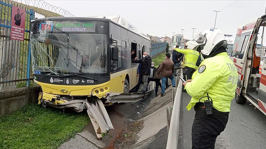 İstanbul'da bariyerlere çarpan İETT otobüsündeki 7 kişi yaralandı